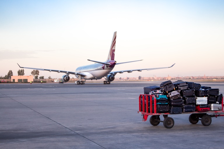 Gepäckwagen am Flughafen