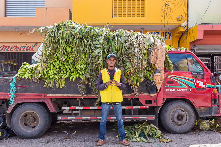 Entdeckungstour rund um Punta Cana | Wochenmarkt in Higuey - Bananentransport