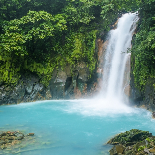 Der Rio Celeste mit seinem Wasserfall befindet sich im Nationalpark Vulkan Tenorio; Copyright freshphotoz24