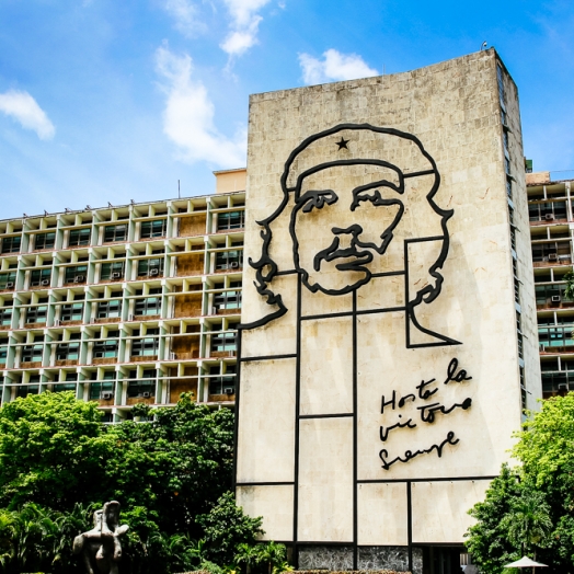 Das Bildnis von Che Guevara ziert das Gebäude des Innenministeriums am Plaza de la Revolución in Havanna