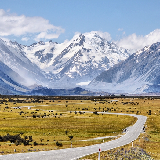 Der Berg (auch Mount Cook genannt) ist mit 3.724 m der höchste Berg Neuseelands.; Copyright Delphotostock