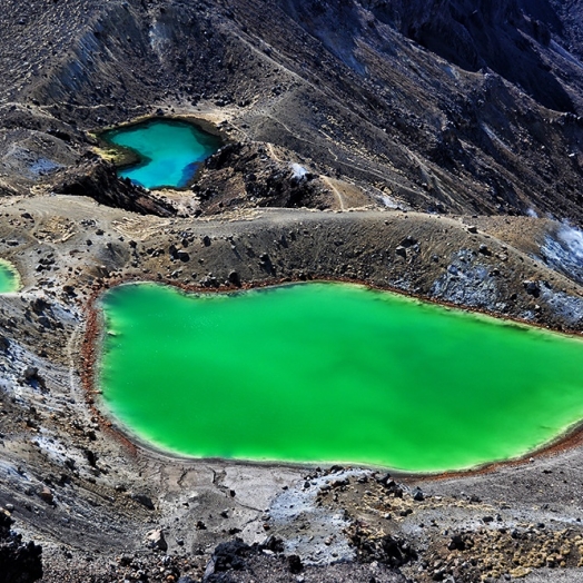 Aktiver Vulkan mit einer Höhe von 1.978 m; Copyright charliewinters